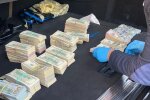 700 тисяч доларів у машині