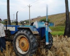 Ради куска земли сын бросил родную мать под колеса трактора: жуткое видео