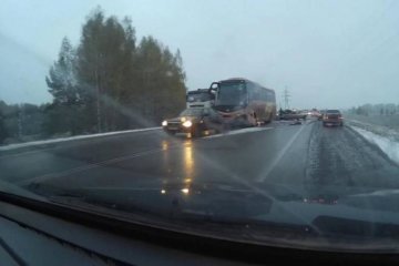 Українська блогерша розбилася на засніженій трасі: фото