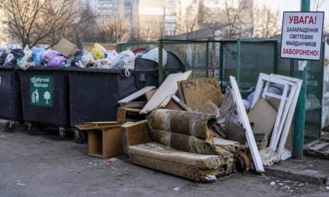 Майданчик для великогабаритного сміття на Оболоні