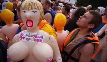Заплыв на резиновых женщинах пройдет в Новгородськой области