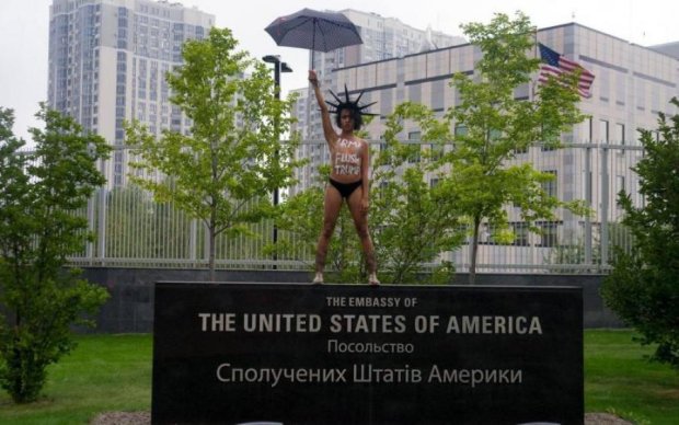 Полуголая активистка Femen попросила ураган Ирма об услуге