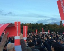 На протестах в Пітері пролилася перша кров: відео