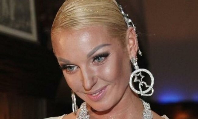 Волочкова сіла  на шпагат верхи на жеребці