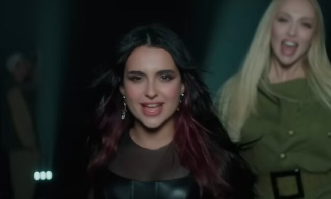 Анна Трінчер, кадр з кліпу на пісню "Шлях до перемоги"