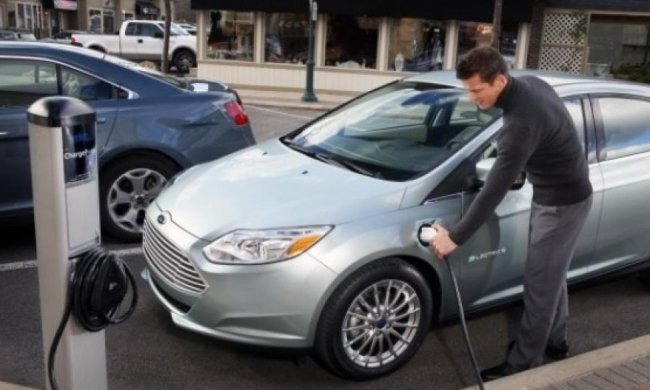 Французам доплатять 10 тисяч євро на електромобіль