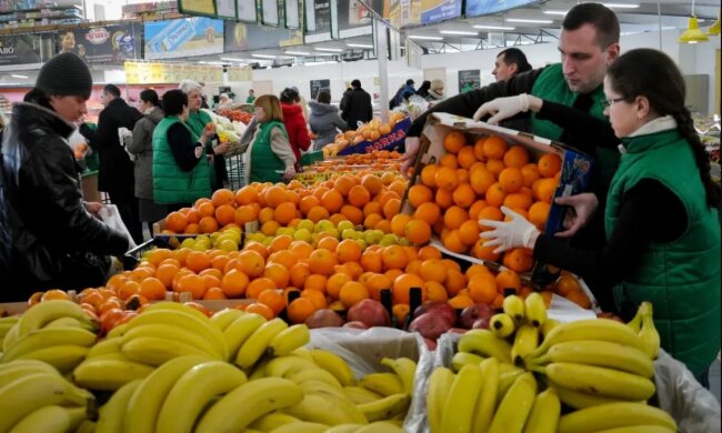 Улюблений фрукт українців виявився небезпечними ласощами, провокує цілий букет болячок: "Мити обов'язково"