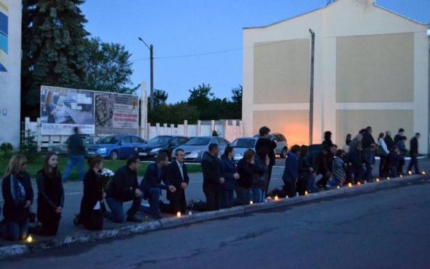 Бесконечный коридор из свечей: украинского воина провели в последний путь