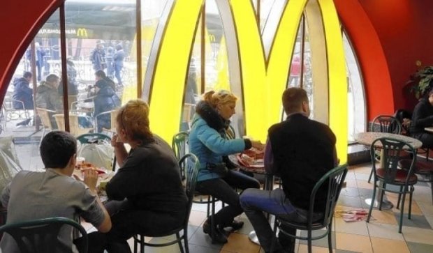 Россиянин забросал гамбургерами посетителей McDonald's
