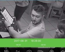 В кафе ветерана АТО флаг превратили в половую тряпку: фото