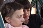Агресивний рак з'їдає 19-річну українку, дуже слабка: "Носимо Юлечку на руках"