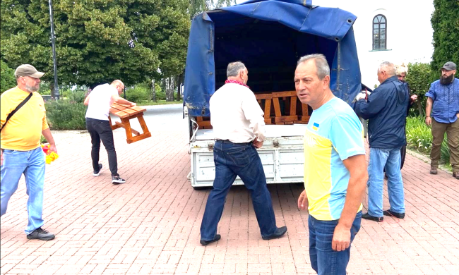 "Рідна країна" подарила Каневу скамейки для Успенского собора: кто помог восстановить святыню