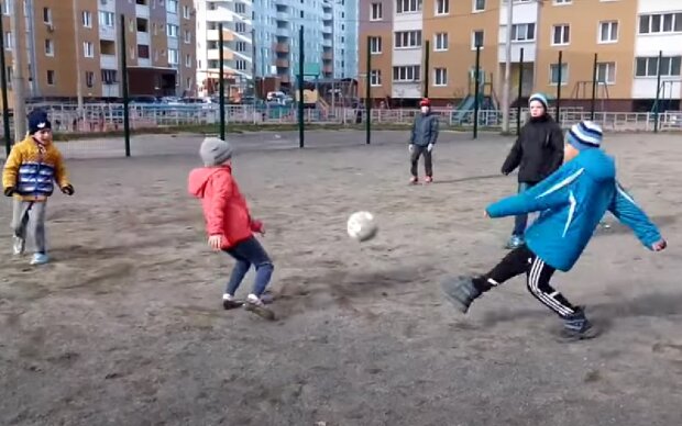 Діти грають у футбол. Фото: скрін youtube