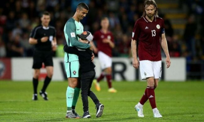 Латвию могут наказать за мальчика, который обнял Роналду