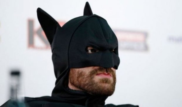 Тайсон Фьюри надел на пресс-конференцию с Кличко костюм Бэтмена (фото)