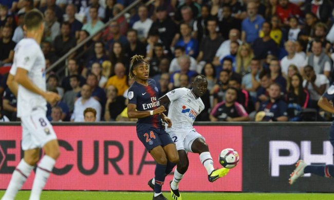 На французькому стадіоні вболівальники дивляться футбол з джакузі