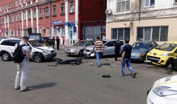 В Киеве перед отделением полиции столкнулось пять автомобилей