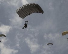 Десантник приземлився на жінку з дитиною: відео