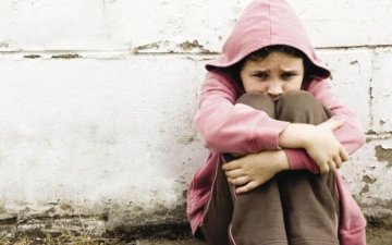 Умоляла не отдавать: сироту обрекли на адские муки в собственном доме