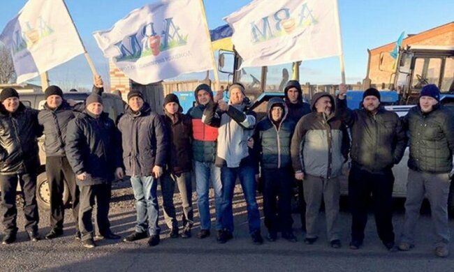 50 тысяч крестьян блокируют дороги по Украине