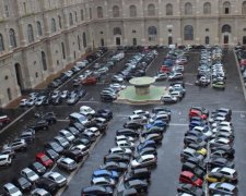 Обвал на 10 метрів: одноповерхова парковка поглинула десятки авто