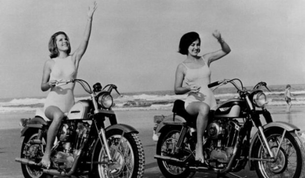 Винтажные фото девушек верхом на мотоциклах