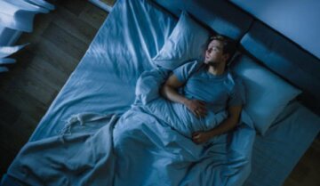 Спит, спать, сон, мужчина спит, кровать. Фото vp.donetsk