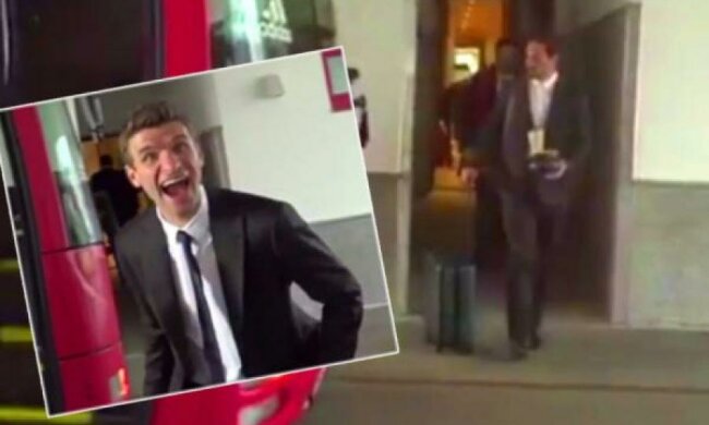 Звезда Баварии испортила костюм кофе: видео досадного курьеза