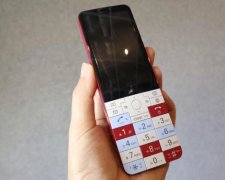 Infobar XV: японський смартфон в ретро-стилі