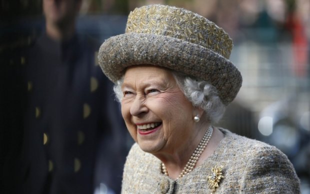 Королева Англии накормила тезку бананами