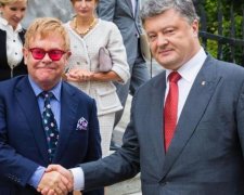 Порошенко подарил Элтону Джону футболку с Сенцовым (фото)