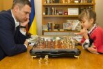 8-летняя киевлянка обыграла в шахматы Кличко (фото)
