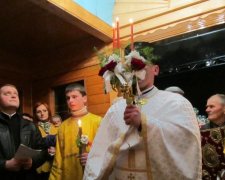 Украинский священник показал, как надо зажигать