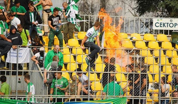 Львовские ультрас устроили пожар на матче с ужгородским «Авангардом» (фото)