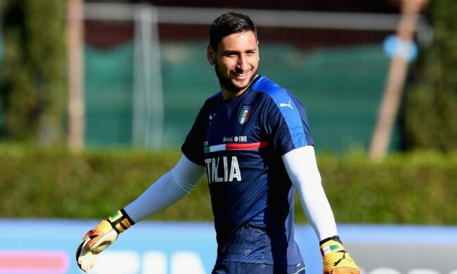 Італійського воротаря закидали фальшивими доларами під час матчу