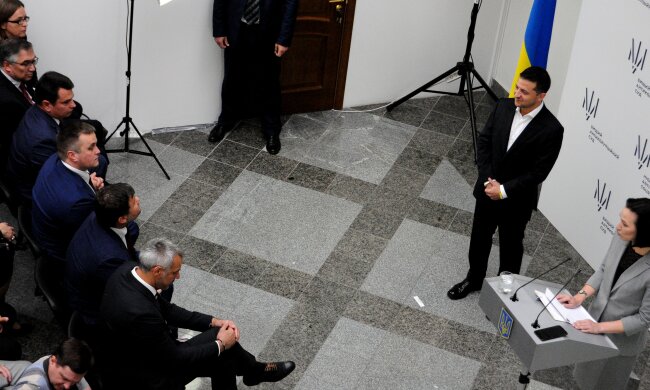 Зеленський із Богданом розіграли сценку на відкритті Вищого антикорупційного суду:  "Бачиш, як люди можуть"