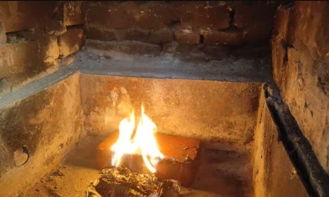Кирпич горит: фото скрин Ютуб