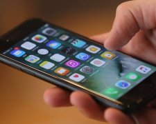 Самой популярной моделью iPhone оказался простейший в линейке смартфон