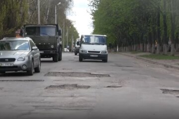 Ями на дорогах, скріншот із відео