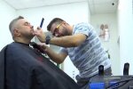 Человек в барбер-шопе. Фото: скриншот с видео
