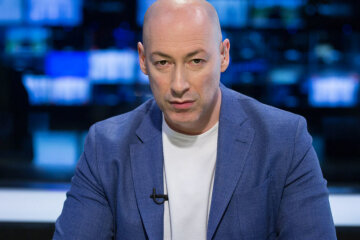 Гордон розповів про важкі будні Зеленського: "Накинувся на печиво і хаотично запивав його водою"