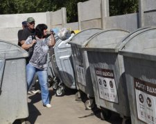 В Киеве из мусорного бака достали голую "бомбу"