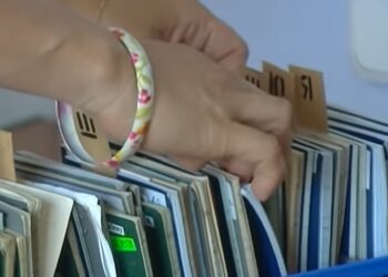 Трудовые книжки, скриншот: YouTube