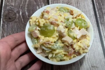 Салат с виноградом и курицей. Фото скриншот из Instagram