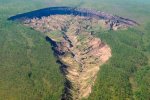 Вчені повідомили про зростання гігантської ями у Сибірі