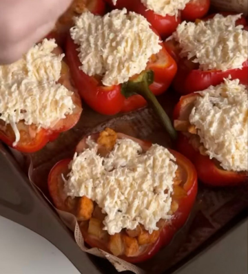 Перці з начинкою від сирною шапочкою: фото скрін рецепту