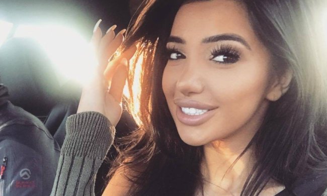 Один хіруг на двох: Хлоя Кхан з подружкою задрали спідниці посеред клубу