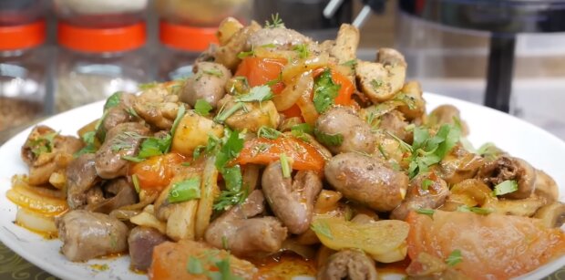 Зметуть зі столу за секунду: як приготувати рагу з курячих сердечок та овочів