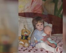 На дворічну дитину в Сумах впала меморіальна плита