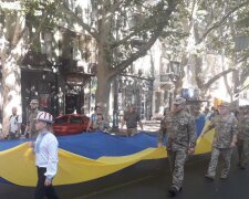 День Незалежності України: в Одесі сотні ветеранів АТО розгорнули гігантський прапор, кадри ходи воїнів